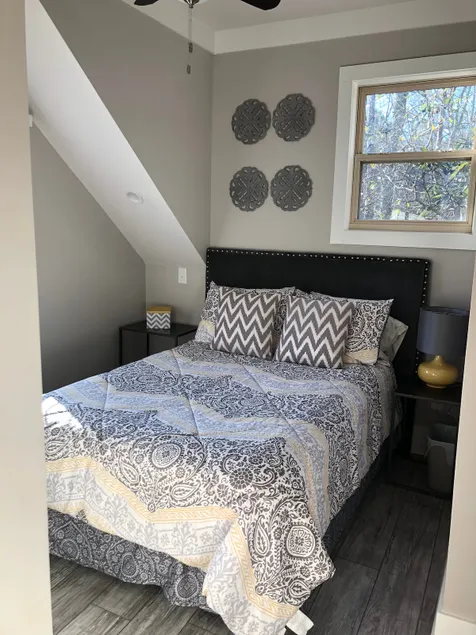 Charming and Cozy Studio Apartment over the Garage - Image 1