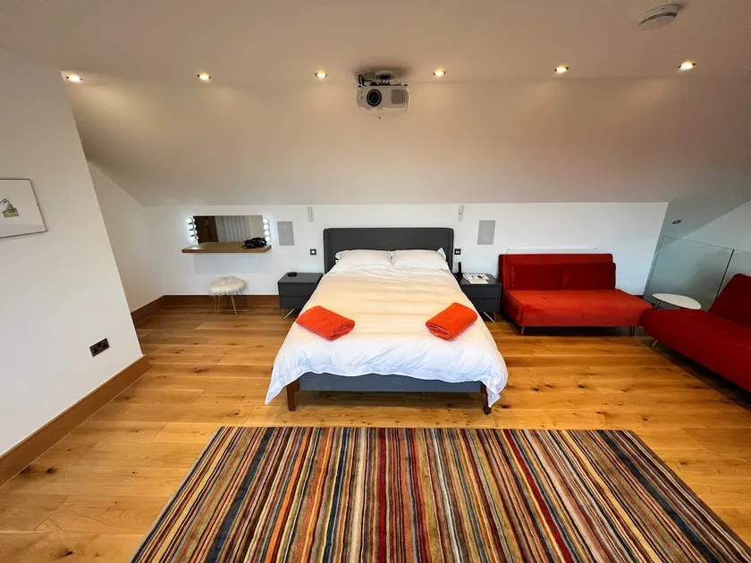 Large contemporary flat sleeps 4 with 100 inch TV - Image 1