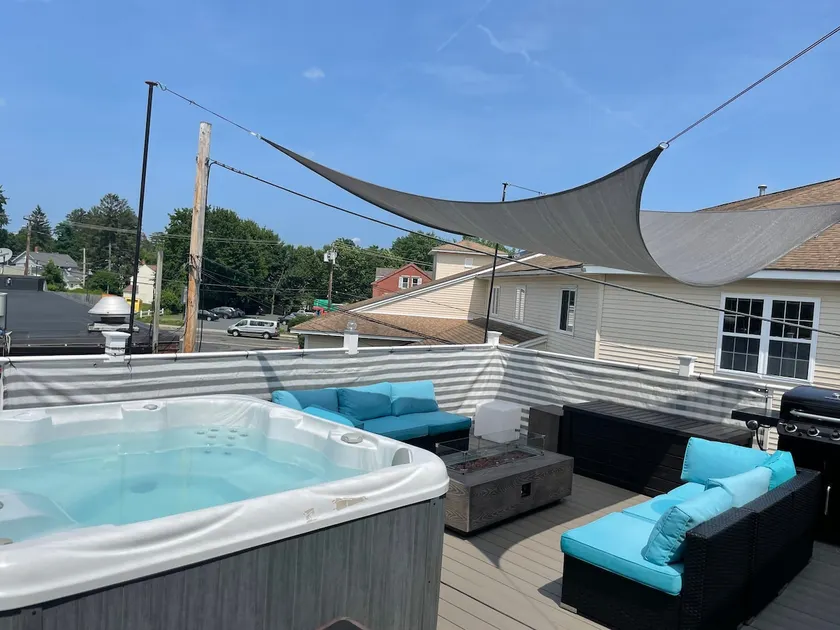 In style row house with private hot tub/pool table - Image 1