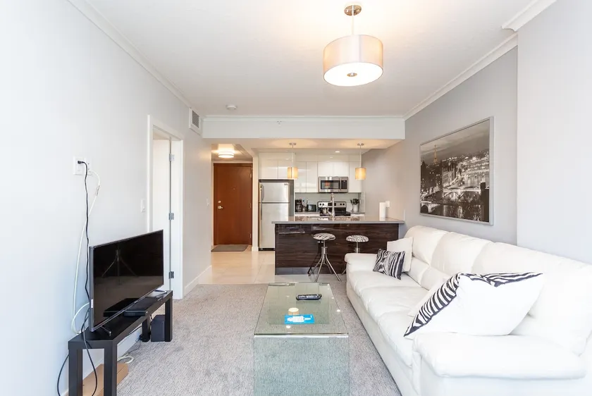 MODERN CONDO BY CHINATOWN, WIFI , A/C & STAMPEDE - Image 1