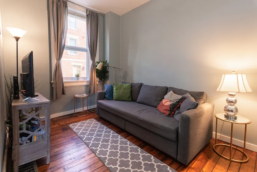 Cozy Apt in Walkable Area Downtown with Parking - Image 1