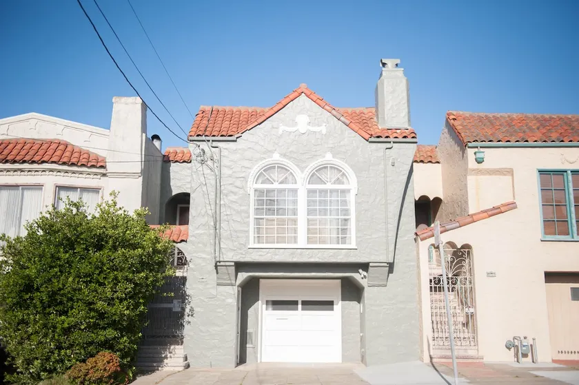 Sunset Home 5BR 2BA with View, Deck & Free Parking - Image 1