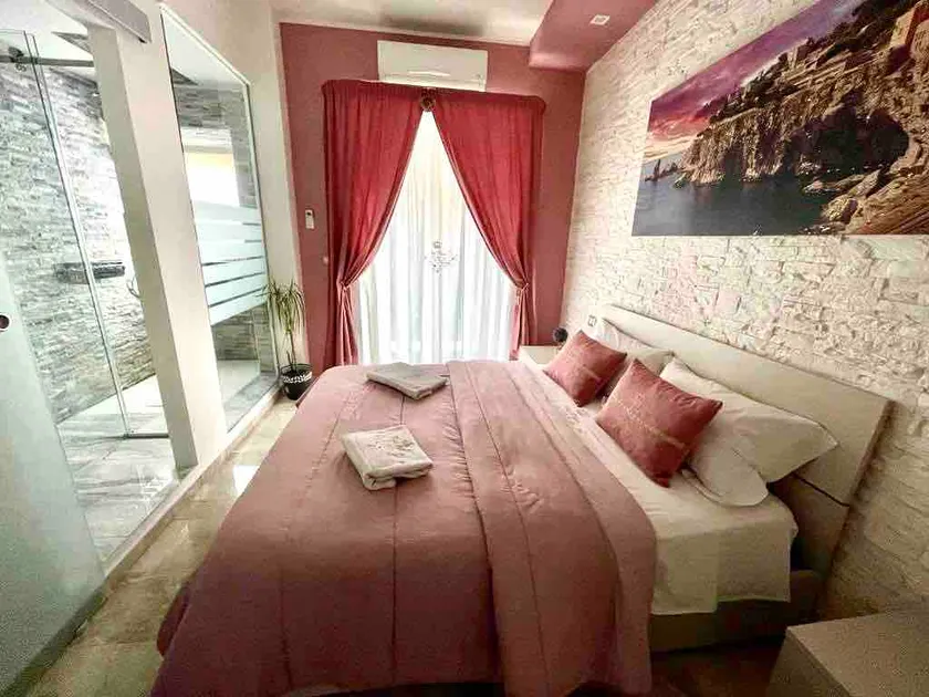 small suite - Image 1
