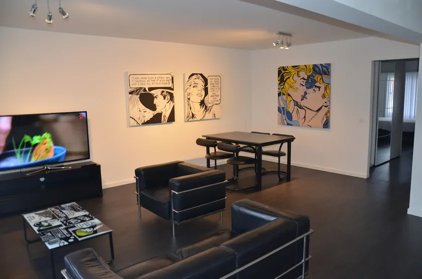Modern pop-art apartment with parking - Image 1
