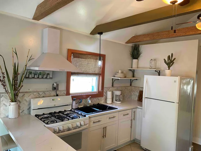 Contemporary Cottage in the heart of Mandeville - Image 1