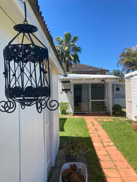 Cosy guesthouse with private garden - Image 1