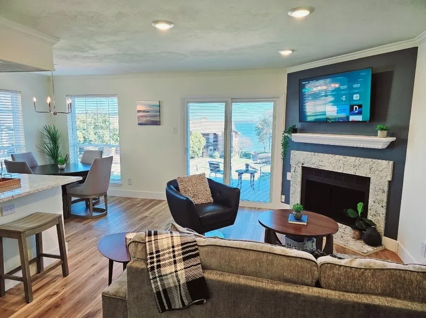 Lake living, modern and cozy. - Image 1
