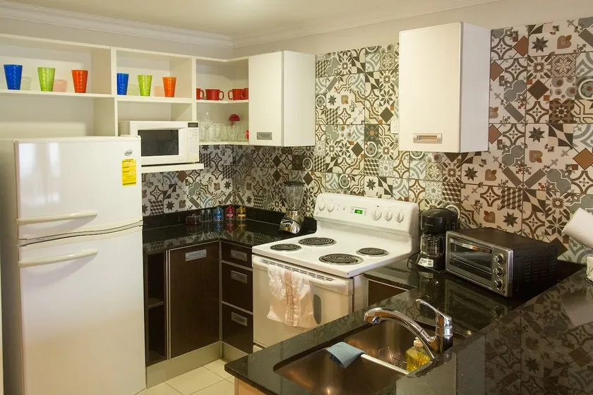 Avalon C Santa Ana: Best location. AC, King bed. - Image 1