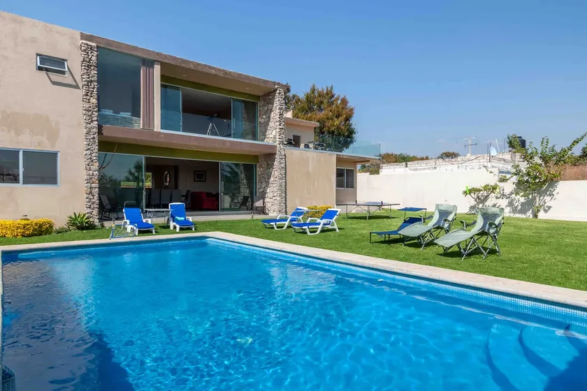 Spectacular house 1200 m from heated pool. - Image 1