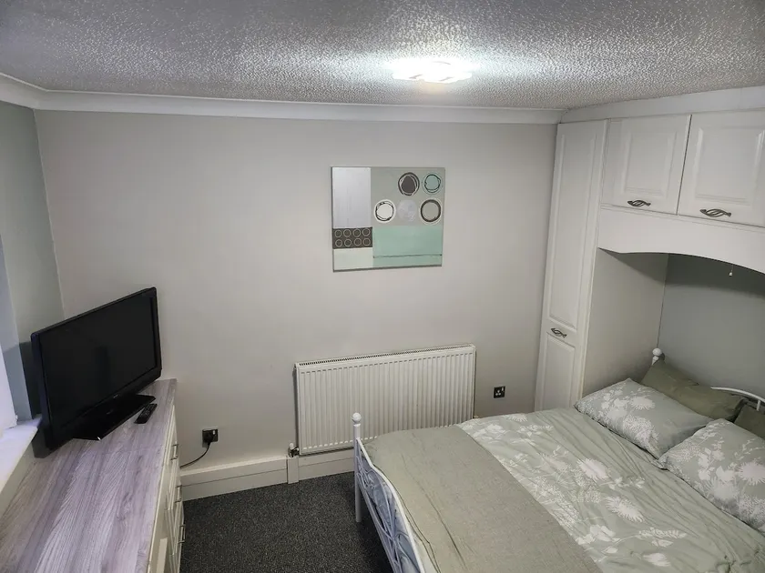 Amazing 2 bed apartment with internet and parking - Image 1