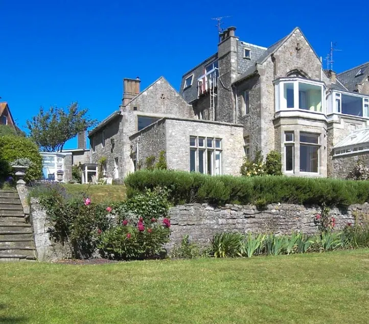2 Seaview House -Stunning garden with beach access - Image 1