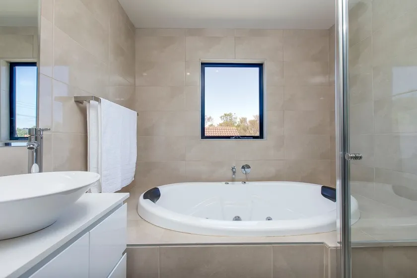 Double Spa Bath, 200m to Beach & Relaxing stay - Image 1