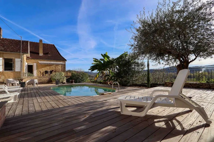 House with superb valley view - Image 1