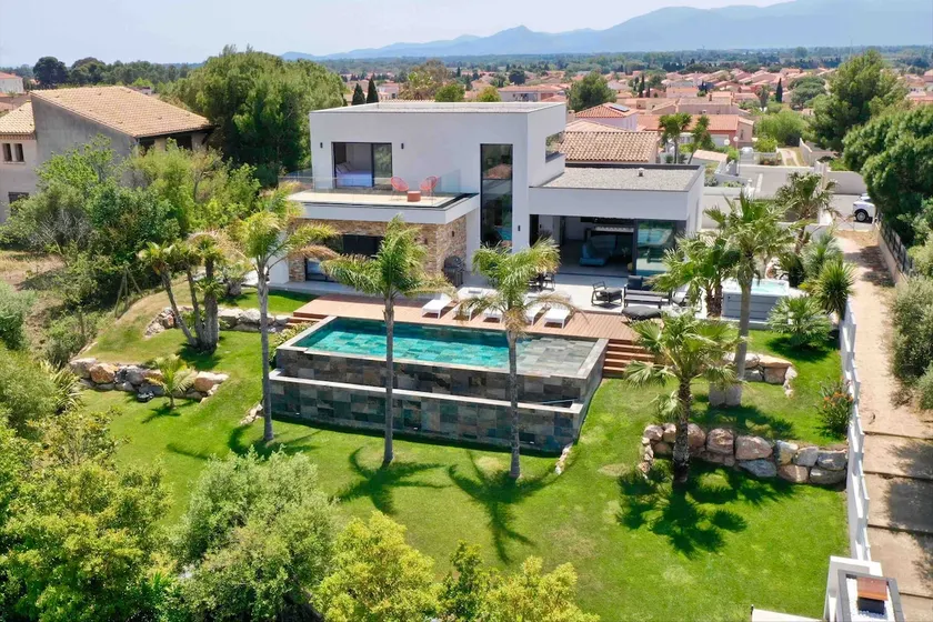 Luxurious villa with pool, jacuzzi and exceptional view! 5 minutes from the beach - Image 1