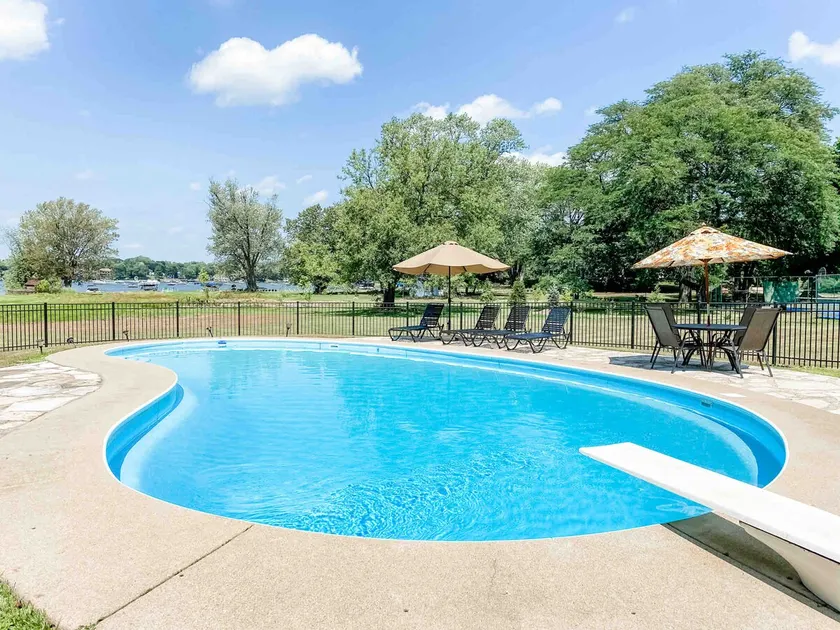 Newly Remodeled in Pistakee Bay on the Chain O' Lakes - Image 1