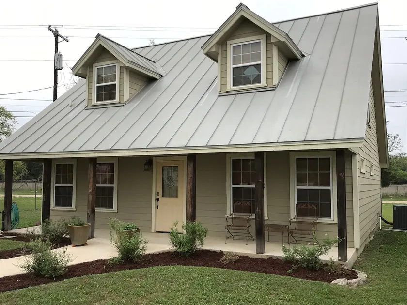 Spacious Cottage on Main St close to Walking Trail - Image 1