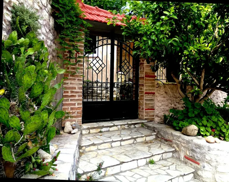 Stone mansion with excellent views - Image 1