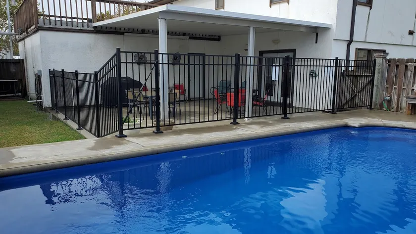 Private pool in Port O'Connor - Image 1
