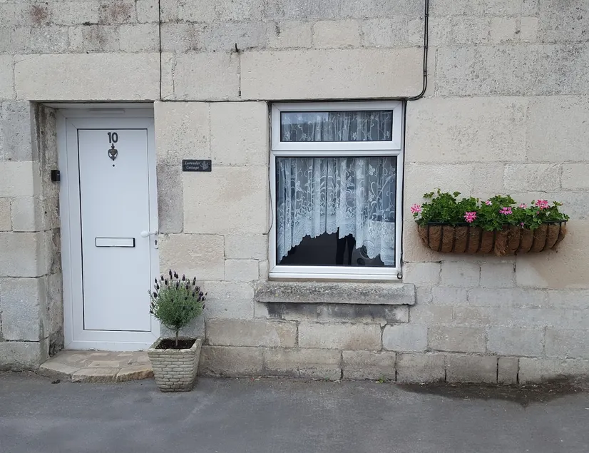1888 Portland stone cottage - Image 1