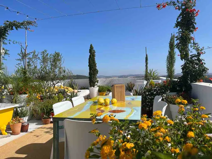 Contemporary, stylish duplex with stunning views. - Image 1