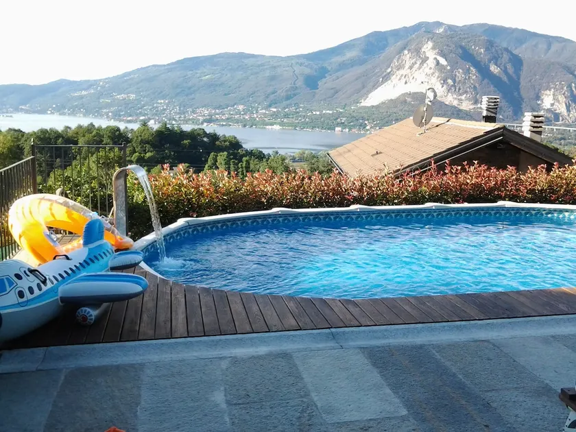 Lake view house with pool - Image 1