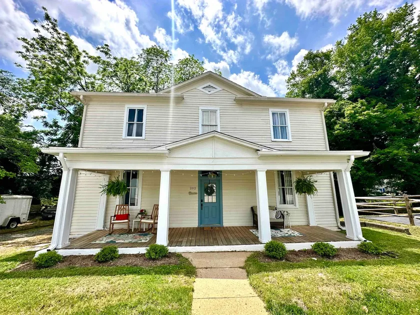 Cozy Clarksville Historic Home Walk to the Lake - Image 1