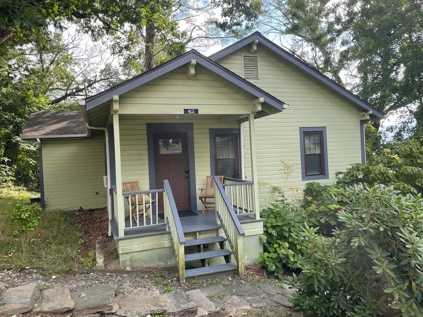 The Kind Cottage in the Heart of Downtown - Image 1