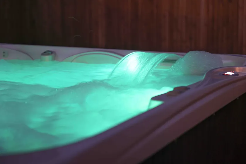 Suburban Oasis Sleeps 8 + hottub - Image 1