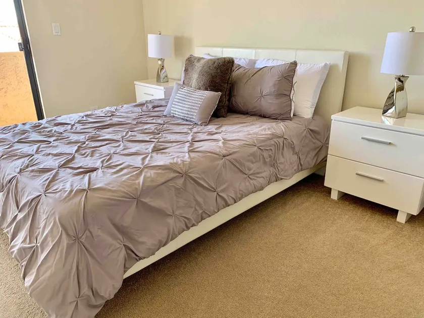 1 bedroom on top floor with high ceilings - Image 1