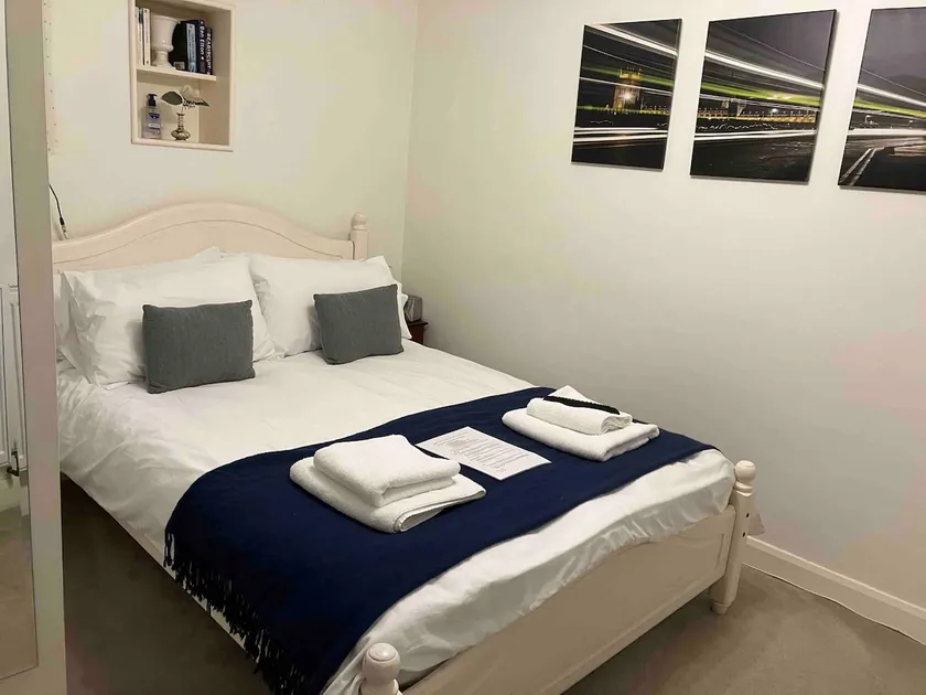 Convenient Caterham Bolt Hole near Gatwick/London - Image 1