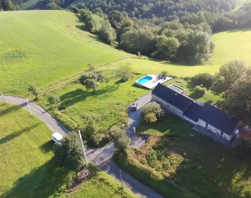 The Loustaou d'Élisa gîte large group jacuzzi - Image 1