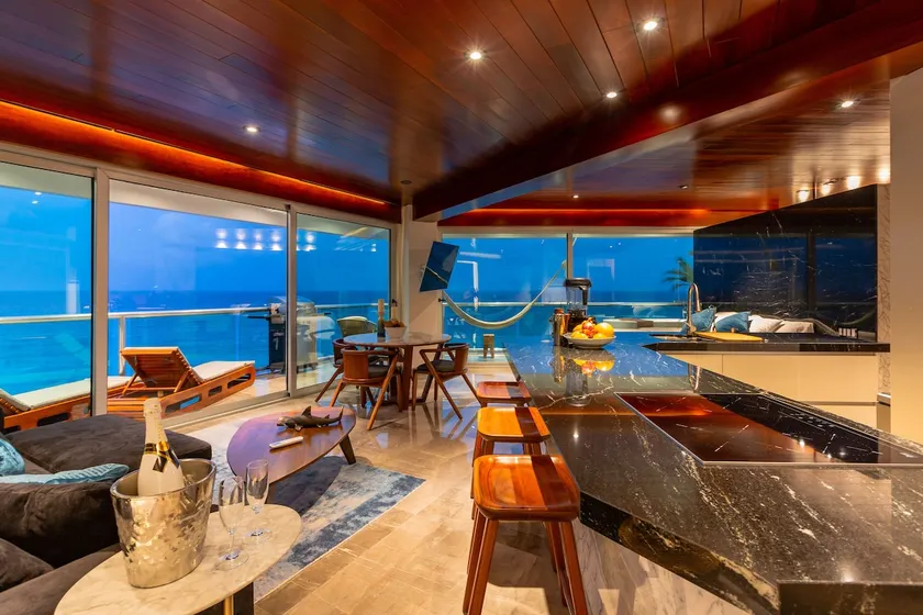 The Quarry, Beachfront sub penthouse 150m to clubs - Image 1