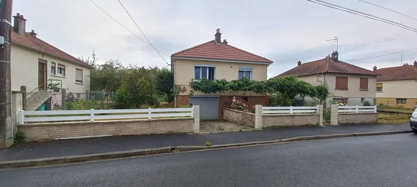 Home with garage in a quiet area - Image 1