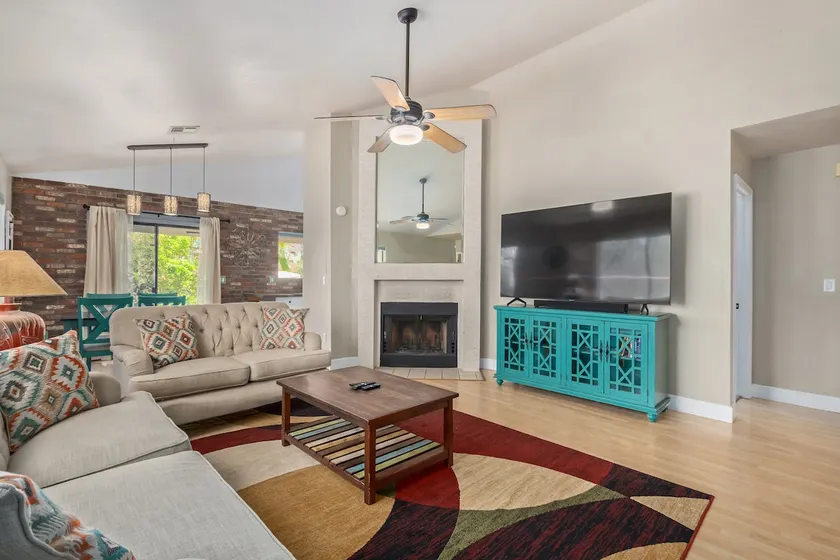 3bd home, spacious backyard, relax, location! - Image 1