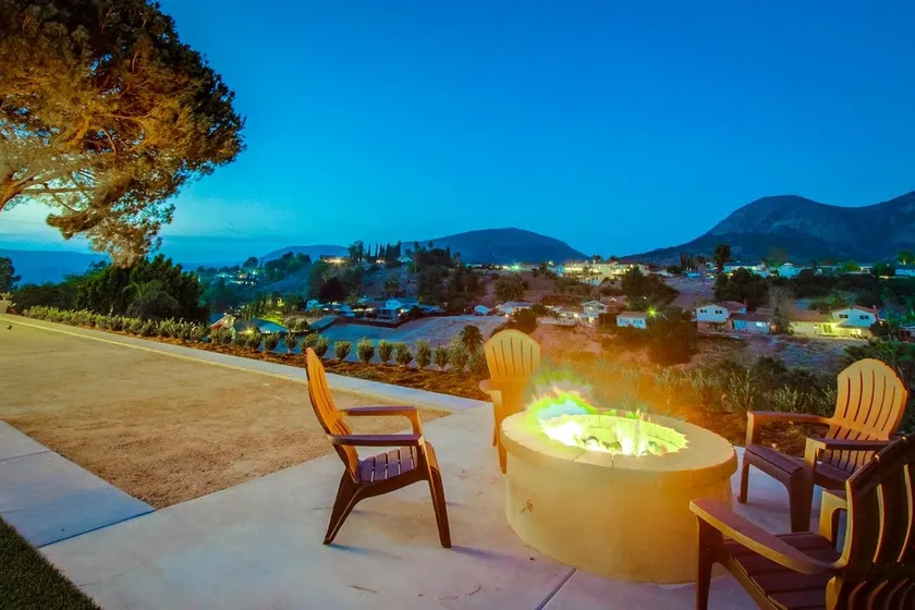 Spacious home with incredible backyard views - Image 1