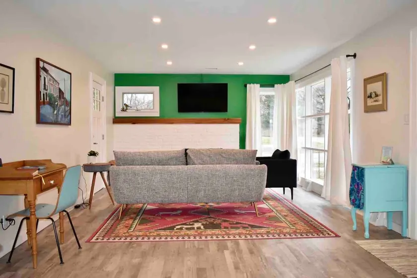 4 blocks to IU Campus- Spacious, Charming & Bright - Image 1