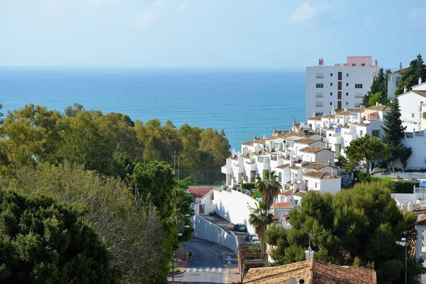 Luxury townhouse in Benalmádena with ocean views - Image 1
