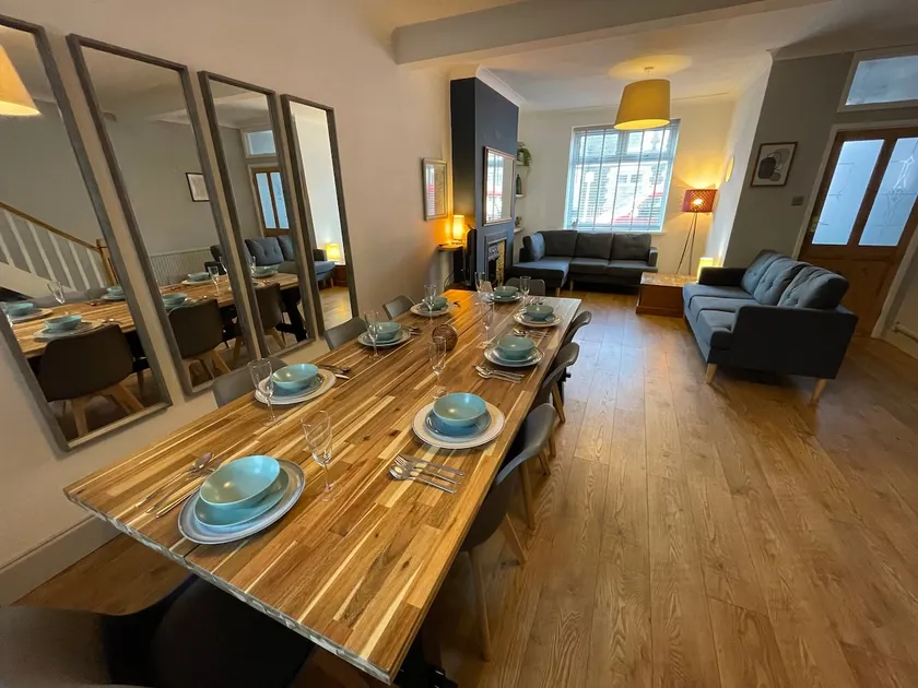 Perfect pad for exploring Cardiff! Sleeps upto 8 - Image 1