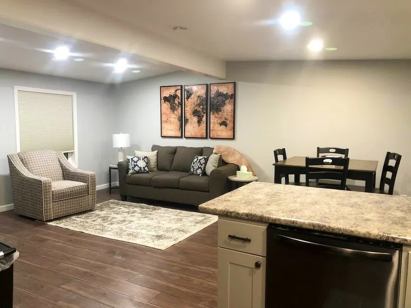 Quaint two bedroom with all the luxuries of home! - Image 1
