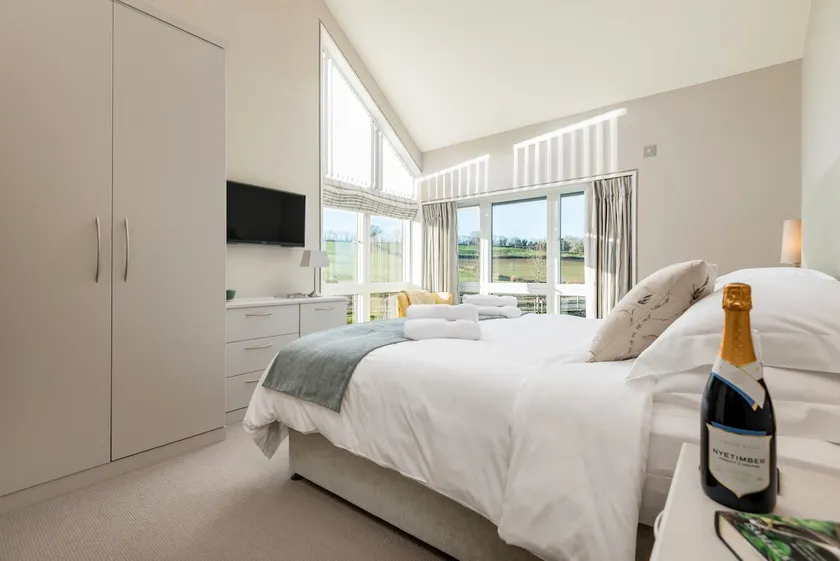 Stunning, Top Spec, Modern House, garden, parking! - Image 1