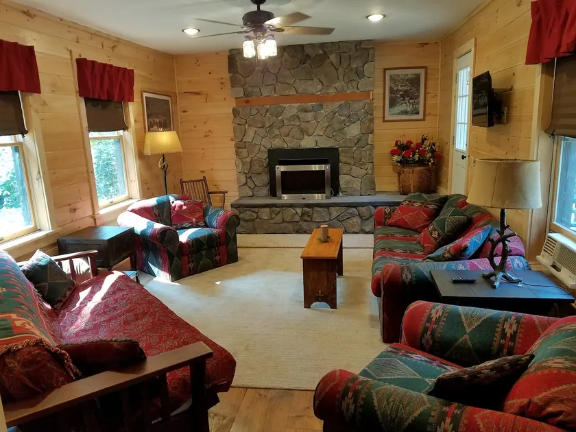 WARRENSBURG LOG CABIN - Image 1