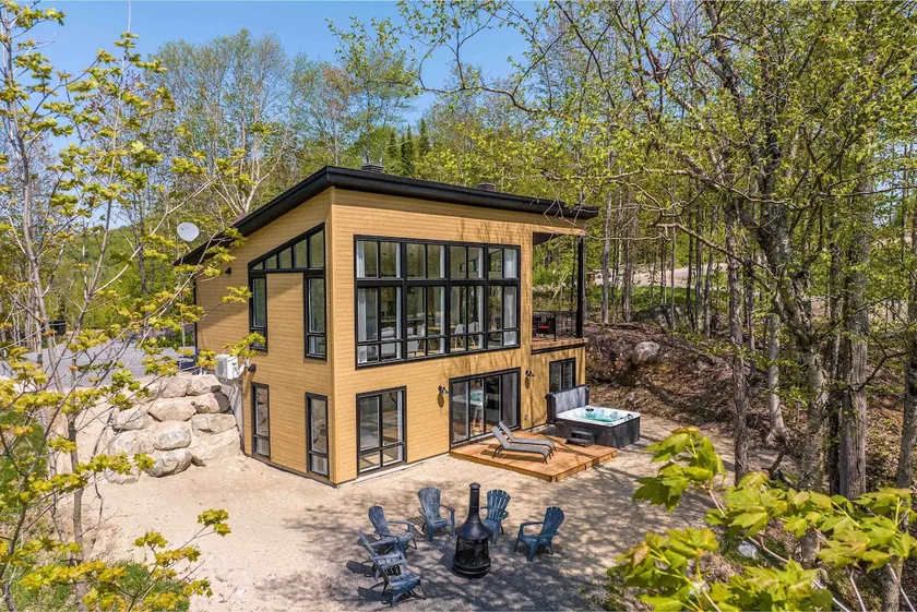 Chalet Le Greenwood - Mountain View & Private Spa - Image 1