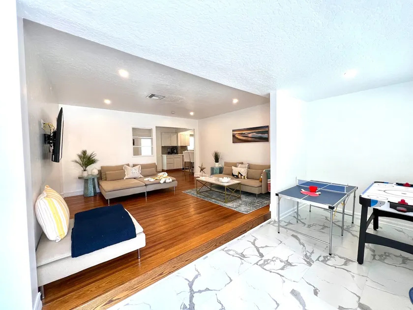 3/2 House:Beach across st, Port 8 mi, Ron Jon 4 mi - Image 1
