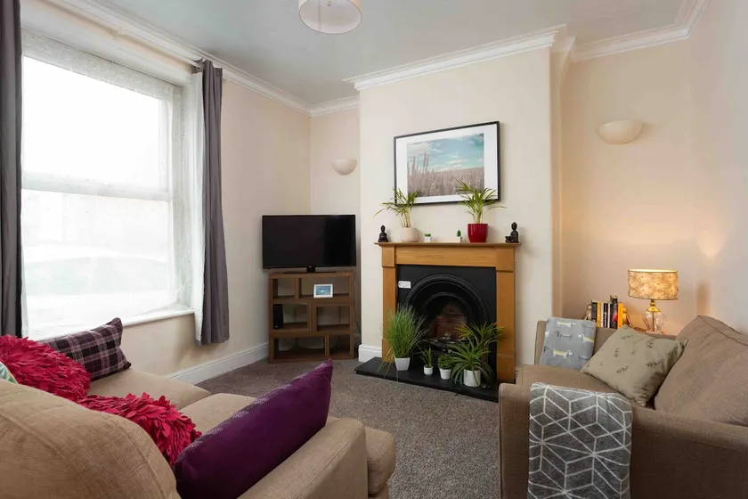 Lovely Victorian town house with free parking! - Image 1