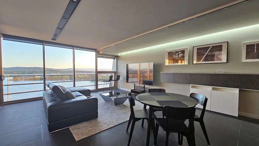 A breathtaking lake view in NewActon Canberra~ - Image 1