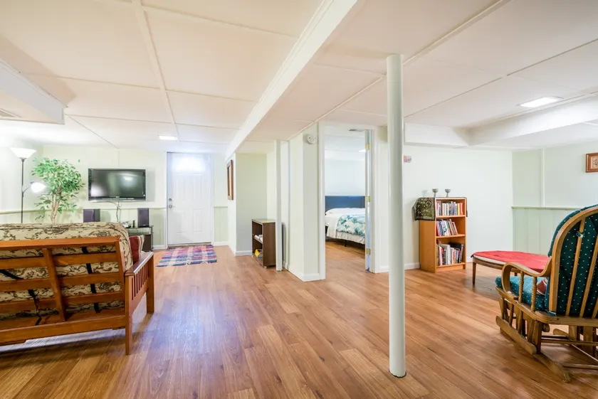 Clean, safe, private basement apartment - Image 1