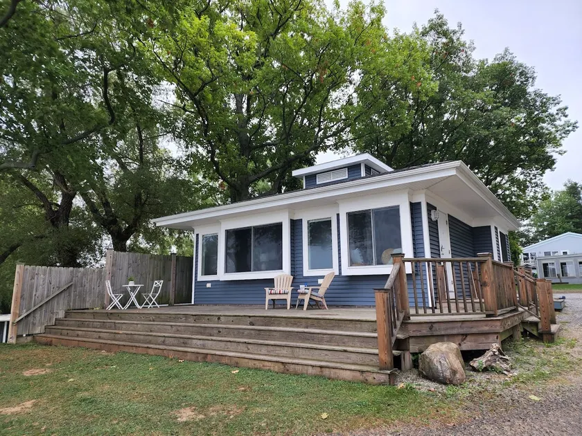 Sunset Cottage on Lake Ontario - Image 1