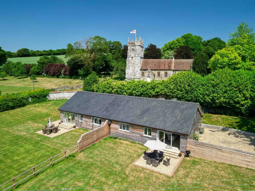 Fab sunny with 2 en-suites bedrooms, large garden - Image 1
