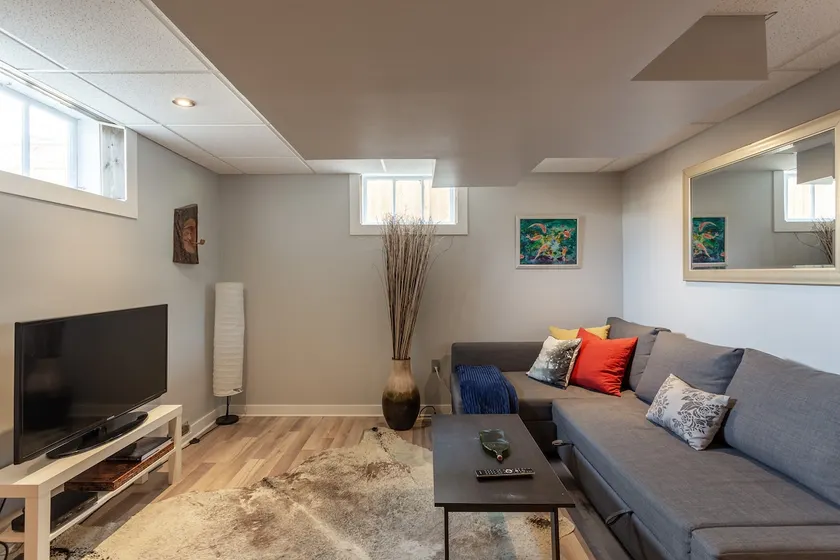 Private, quiet, close to DT and airport - Image 1