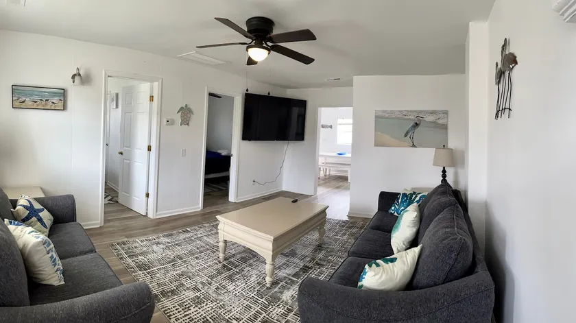 Renovated 2 bedroom bungalow 5 min walk to beach - Image 1